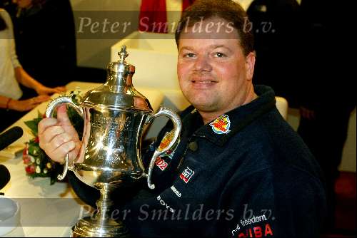 Schiphol 13 januari 2003
Raymond v Barneveld met op schiphol na het  winnen  van 3e Embassy