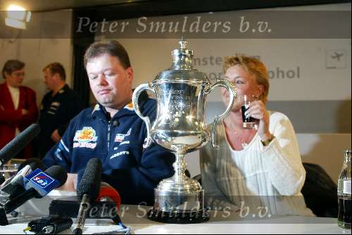 Schiphol 13 januari 2003
Raymond v Barneveld met zijn vrouw op schiphol na het  winnen  van 3e Embassy