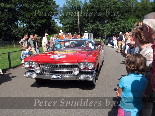 Oisterwijk, 15 Juli 2006
Eerste dag Classic Car Rally Amsterdam-Beijing
1e stop om afscheid te nemen van familie en vriendin bij Rosep
Arie Struijk met Pieter v d Gaag met hun Cadillac Conertible uit 1959