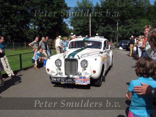 Oisterwijk, 15 Juli 2006
Eerste dag Classic Car Rally Amsterdam-Beijing
1e stop om afscheid te nemen van familie en vriendin bij Rosep
Bert Ziengs met Nijs v d Burg met hun Jaguar MK VII uit 1951