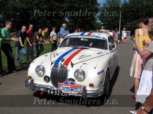 Oisterwijk, 15 Juli 2006
Eerste dag Classic Car Rally Amsterdam-Beijing
1e stop om afscheid te nemen van familie en vriendin bij Rosep
Chris vlaar en Leo Nelissen met hun Jaguar MK II uit 1967