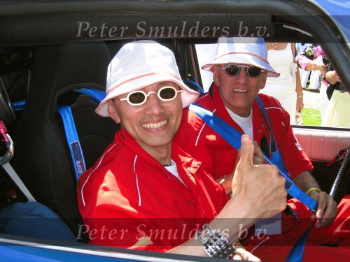 Oisterwijk, 15 Juli 2006
Eerste dag Classic Car Rally Amsterdam-Beijing
1e stop om afscheid te nemen van familie en vriendin bij Rosep
Dono Hardjowisastro met zijn man Henk Eijsbouts