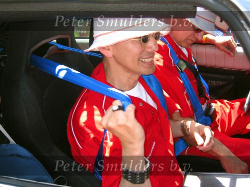 Oisterwijk, 15 Juli 2006
Eerste dag Classic Car Rally Amsterdam-Beijing
1e stop om afscheid te nemen van familie en vriendin bij Rosep
Dono Hardjowisastro met zijn man Henk Eijsbouts