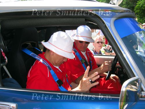 Oisterwijk, 15 Juli 2006
Eerste dag Classic Car Rally Amsterdam-Beijing
1e stop om afscheid te nemen van familie en vriendin bij Rosep
Dono Hardjowisastro met zijn man Henk Eijsbouts