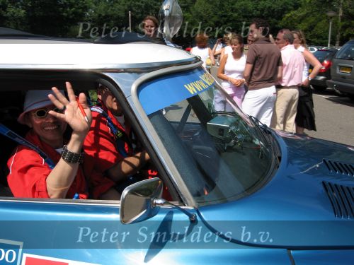 Oisterwijk, 15 Juli 2006
Eerste dag Classic Car Rally Amsterdam-Beijing
1e stop om afscheid te nemen van familie en vriendin bij Rosep
Dono Hardjowisastro met zijn man Henk Eijsbouts