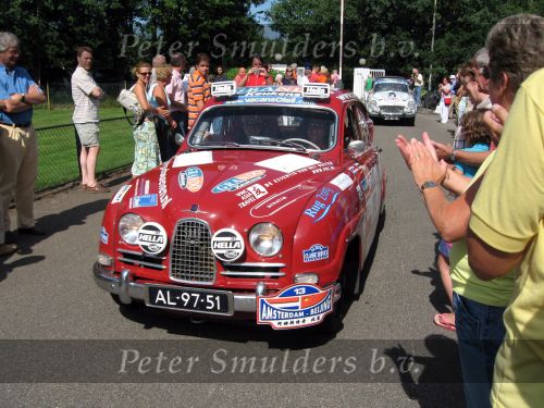 Oisterwijk, 15 Juli 2006
Eerste dag Classic Car Rally Amsterdam-Beijing
1e stop om afscheid te nemen van familie en vriendin bij Rosep
Esther Visser en Caroline de Greeff met Saab 96 uit 1960 bij vertrek