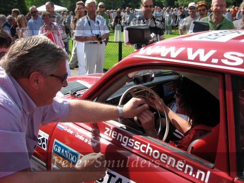 Oisterwijk, 15 Juli 2006
Eerste dag Classic Car Rally Amsterdam-Beijing
1e stop om afscheid te nemen van familie en vriendin bij Rosep
Esther Visser en sponsor Kees Kokke