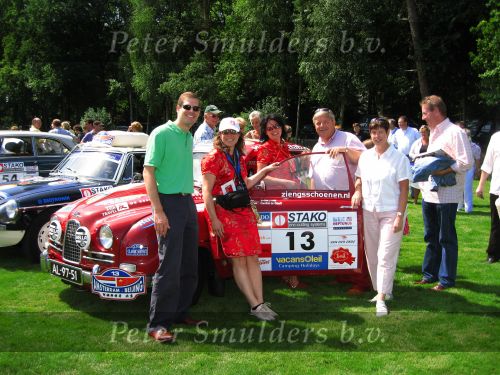 Oisterwijk, 15 Juli 2006
Eerste dag Classic Car Rally Amsterdam-Beijing
1e stop om afscheid te nemen van familie en vriendin bij Rosep
Esther Visser en Caroline de Greeff met Saab 96 uit 1960