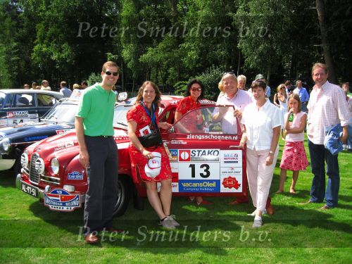 Oisterwijk, 15 Juli 2006
Eerste dag Classic Car Rally Amsterdam-Beijing
1e stop om afscheid te nemen van familie en vriendin bij Rosep
Esther Visser en Caroline de Greeff met Saab 96 uit 1960