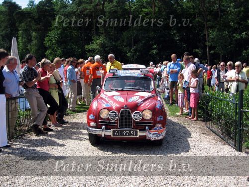 Oisterwijk, 15 Juli 2006
Eerste dag Classic Car Rally Amsterdam-Beijing
1e stop om afscheid te nemen van familie en vriendin bij Rosep
Esther Visser en Caroline de Greeff met Saab 96 uit 1960 bij vertrek