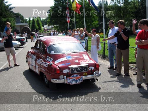 Oisterwijk, 15 Juli 2006
Eerste dag Classic Car Rally Amsterdam-Beijing
1e stop om afscheid te nemen van familie en vriendin bij Rosep
Esther Visser en Caroline de Greeff met Saab 96 uit 1960 bij vertrek