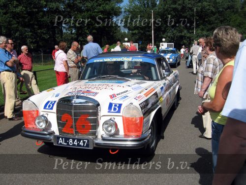 Oisterwijk, 15 Juli 2006
Eerste dag Classic Car Rally Amsterdam-Beijing
1e stop om afscheid te nemen van familie en vriendin bij Rosep
Gerard v Bergen en Maikel v Bergen met hun Mercedes 220 Coupe uit 1964