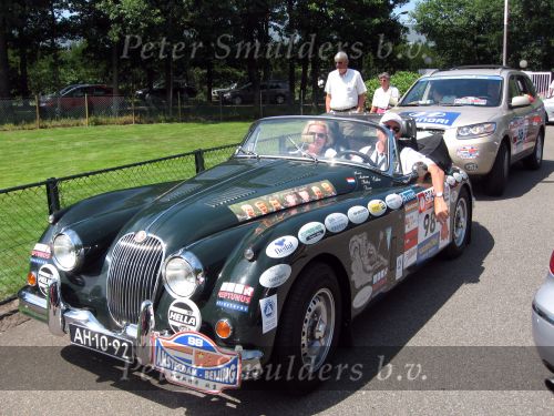Oisterwijk, 15 Juli 2006
Eerste dag Classic Car Rally Amsterdam-Beijing
1e stop om afscheid te nemen van familie en vriendin bij Rosep
Hans Eilers met Dorrie Eilers in hun Jaguar XK 150 uit 1960
