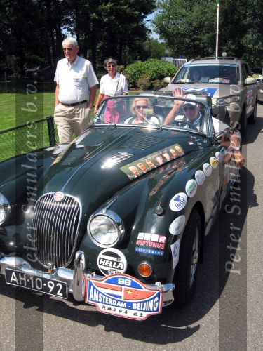 Oisterwijk, 15 Juli 2006
Eerste dag Classic Car Rally Amsterdam-Beijing
1e stop om afscheid te nemen van familie en vriendin bij Rosep
Hans Eilers met Dorrie Eilers in hun Jaguar XK 150 uit 1960