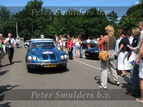 Oisterwijk, 15 Juli 2006
Eerste dag Classic Car Rally Amsterdam-Beijing
1e stop om afscheid te nemen van familie en vriendin bij Rosep
Dono Hardjowisastro met zijn man Henk Eijsbouts in hun Citroen Ds 23 uit het jaar 1975 verlaten het terrein
