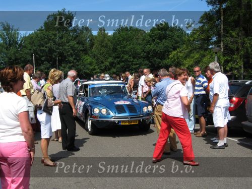 Oisterwijk, 15 Juli 2006
Eerste dag Classic Car Rally Amsterdam-Beijing
1e stop om afscheid te nemen van familie en vriendin bij Rosep
Dono Hardjowisastro met zijn man Henk Eijsbouts in hun Citroen Ds 23 uit het jaar 1975 verlaten het terrein