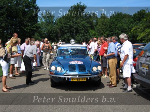 Oisterwijk, 15 Juli 2006
Eerste dag Classic Car Rally Amsterdam-Beijing
1e stop om afscheid te nemen van familie en vriendin bij Rosep
Dono Hardjowisastro met zijn man Henk Eijsbouts in hun Citroen Ds 23 uit het jaar 1975 verlaten het terrein
