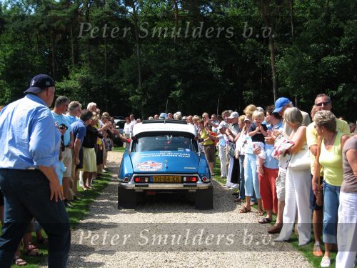Oisterwijk, 15 Juli 2006
Eerste dag Classic Car Rally Amsterdam-Beijing
1e stop om afscheid te nemen van familie en vriendin bij Rosep
Dono Hardjowisastro met zijn man Henk Eijsbouts in hun Citroen Ds 23 uit het jaar 1975 verlaten het terrein
