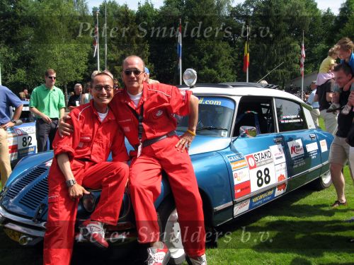 Oisterwijk, 15 Juli 2006
Eerste dag Classic Car Rally Amsterdam-Beijing
1e stop om afscheid te nemen van familie en vriendin bij Rosep
Henk Eijsbouts met zijn man Dono Hardjowisastro op hun Citroen Ds 23 uit het jaar 1975