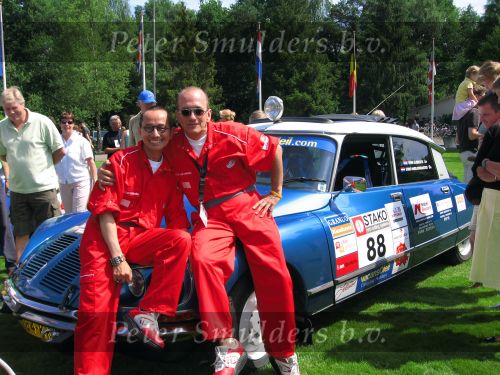 Oisterwijk, 15 Juli 2006
Eerste dag Classic Car Rally Amsterdam-Beijing
1e stop om afscheid te nemen van familie en vriendin bij Rosep
Henk Eijsbouts met zijn man Dono Hardjowisastro op hun Citroen Ds 23 uit het jaar 1975