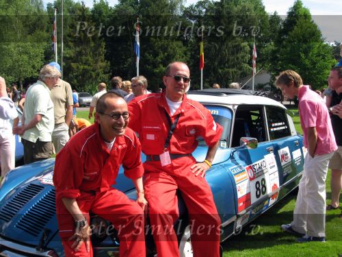 Oisterwijk, 15 Juli 2006
Eerste dag Classic Car Rally Amsterdam-Beijing
1e stop om afscheid te nemen van familie en vriendin bij Rosep
Henk Eijsbouts met zijn man Dono Hardjowisastro zittend op hun Citroen Ds 23 uit het jaar 1975