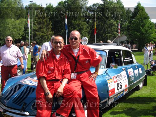 Oisterwijk, 15 Juli 2006
Eerste dag Classic Car Rally Amsterdam-Beijing
1e stop om afscheid te nemen van familie en vriendin bij Rosep
Henk Eijsbouts met zijn man Dono Hardjowisastro zittend op hun Citroen Ds 23 uit het jaar 1975