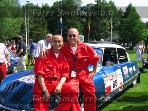 Oisterwijk, 15 Juli 2006
Eerste dag Classic Car Rally Amsterdam-Beijing
1e stop om afscheid te nemen van familie en vriendin bij Rosep
Henk Eijsbouts met zijn man Dono Hardjowisastro zittend op hun Citroen Ds 23 uit het jaar 1975