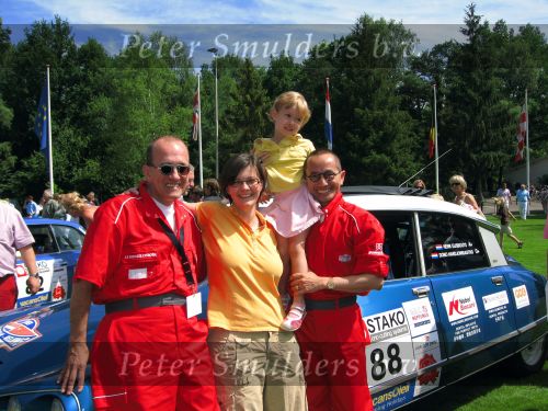 Oisterwijk, 15 Juli 2006
Eerste dag Classic Car Rally Amsterdam-Beijing
1e stop om afscheid te nemen van familie en vriendin bij Rosep
Henk Eijsbouts met zijn man Dono Hardjowisastro met zijn dochter en kleindochter