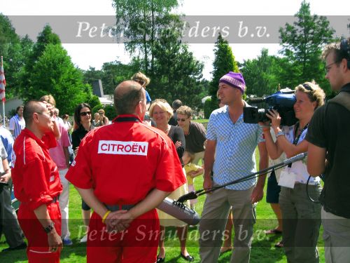 Oisterwijk, 15 Juli 2006
Eerste dag Classic Car Rally Amsterdam-Beijing
1e stop om afscheid te nemen van familie en vriendin bij Rosep
Dono Hardjowisastro met zijn man Henk Eijsbouts tijdens een intervieuw voor RTL 7 TV met hun Citroen Ds 23 uit het jaar 1975