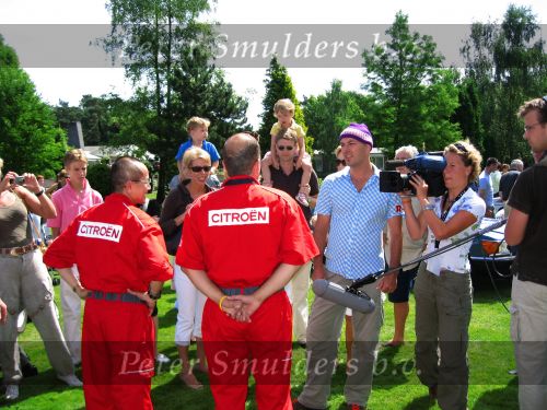 Oisterwijk, 15 Juli 2006
Eerste dag Classic Car Rally Amsterdam-Beijing
1e stop om afscheid te nemen van familie en vriendin bij Rosep
Henk Eijsbouts met zijn man Dono Hardjowisastro tijdens een intervieuw voor RTL 7 TV