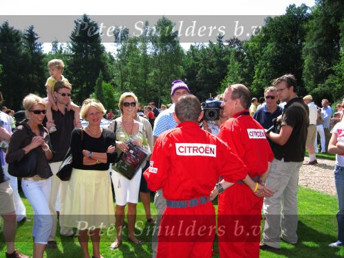 Oisterwijk, 15 Juli 2006
Eerste dag Classic Car Rally Amsterdam-Beijing
1e stop om afscheid te nemen van familie en vriendin bij Rosep
Dono Hardjowisastro met zijn man Henk Eijsbouts tijdens een intervieuw voor RTL 7 TV met hun Citroen Ds 23 uit het jaar 1975