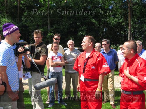 Oisterwijk, 15 Juli 2006
Eerste dag Classic Car Rally Amsterdam-Beijing
1e stop om afscheid te nemen van familie en vriendin bij Rosep
Dono Hardjowisastro met zijn man Henk Eijsbouts tijdens een intervieuw voor RTL 7 TV met hun Citroen Ds 23 uit het jaar 1975