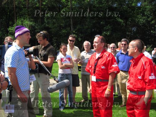 Oisterwijk, 15 Juli 2006
Eerste dag Classic Car Rally Amsterdam-Beijing
1e stop om afscheid te nemen van familie en vriendin bij Rosep
Henk Eijsbouts met zijn man Dono Hardjowisastro tijdens een intervieuw voor RTL 7 TV