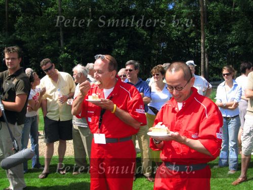 Oisterwijk, 15 Juli 2006
Eerste dag Classic Car Rally Amsterdam-Beijing
1e stop om afscheid te nemen van familie en vriendin bij Rosep
Henk Eijsbouts met zijn man Dono Hardjowisastro tijdens een laatste kopje koffie en gebak
