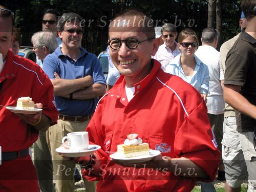 Oisterwijk, 15 Juli 2006
Eerste dag Classic Car Rally Amsterdam-Beijing
1e stop om afscheid te nemen van familie en vriendin bij Rosep
Dono Hardjowisastro met zijn laatste kopje koffie en gebak op Nederlandse bodem