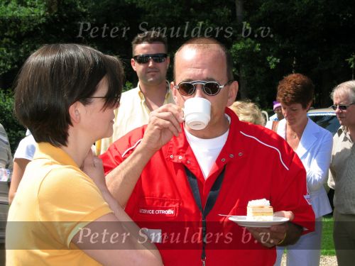 Oisterwijk, 15 Juli 2006
Eerste dag Classic Car Rally Amsterdam-Beijing
1e stop om afscheid te nemen van familie en vriendin bij Rosep
Henk Eijsbouts met zijn dochter een kopje koffie drinkend