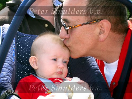 Oisterwijk, 15 Juli 2006
Eerste dag Classic Car Rally Amsterdam-Beijing
1e stop om afscheid te nemen van familie en vriendin bij Rosep
Henk Eijsbouts neemt afscheid van zijn kleinzoon
