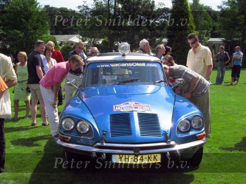 Oisterwijk, 15 Juli 2006
Eerste dag Classic Car Rally Amsterdam-Beijing
1e stop om afscheid te nemen van familie en vriendin bij Rosep
Dono Hardjowisastro met zijn man Henk Eijsbouts in hun Citroen Ds 23 uit het jaar 1975 verlaten het terrein