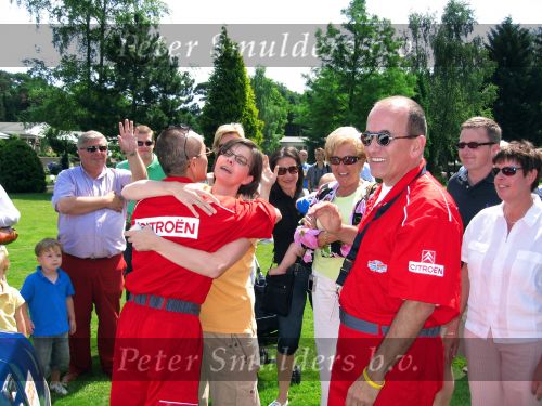 Oisterwijk, 15 Juli 2006
Eerste dag Classic Car Rally Amsterdam-Beijing
1e stop om afscheid te nemen van familie en vriendin bij Rosep
Henk eijsbouts met zijn man Dono Hardjowisastro en zijn dochter voor bij hun Citroen Ds 23 uit het jaar 1975