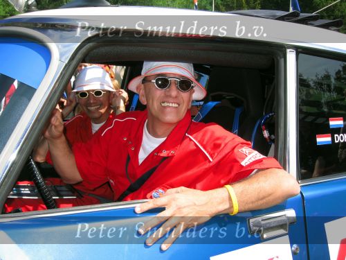 Oisterwijk, 15 Juli 2006
Eerste dag Classic Car Rally Amsterdam-Beijing
1e stop om afscheid te nemen van familie en vriendin bij Rosep
Henk Eijsbouts met zijn man Dono Hardjowisastro in hun Citroen Ds 23 uit het jaar 1975