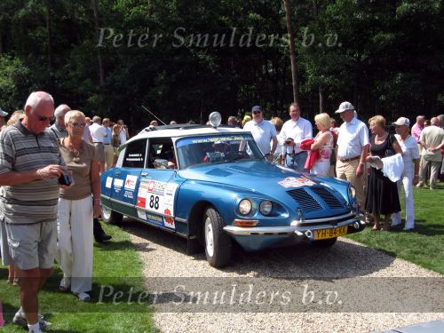 Oisterwijk, 15 Juli 2006
Eerste dag Classic Car Rally Amsterdam-Beijing
1e stop om afscheid te nemen van familie en vriendin bij Rosep
Dono Hardjowisastro met zijn man Henk Eijsbouts in hun Citroen Ds 23 uit het jaar 1975 verlaten het terrein
