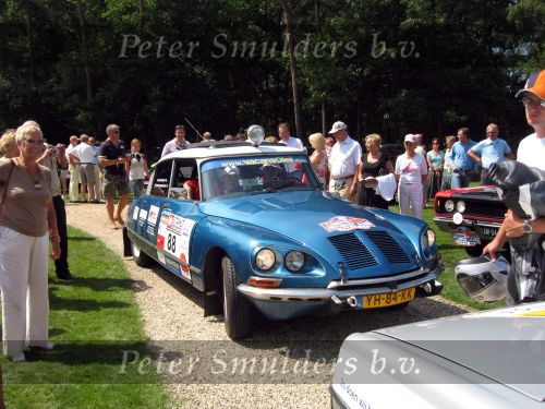 Oisterwijk, 15 Juli 2006
Eerste dag Classic Car Rally Amsterdam-Beijing
1e stop om afscheid te nemen van familie en vriendin bij Rosep
Dono Hardjowisastro met zijn man Henk Eijsbouts in hun Citroen Ds 23 uit het jaar 1975 verlaten het terrein