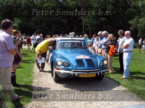 Oisterwijk, 15 Juli 2006
Eerste dag Classic Car Rally Amsterdam-Beijing
1e stop om afscheid te nemen van familie en vriendin bij Rosep
Dono Hardjowisastro met zijn man Henk Eijsbouts in hun Citroen Ds 23 uit het jaar 1975 verlaten het terrein