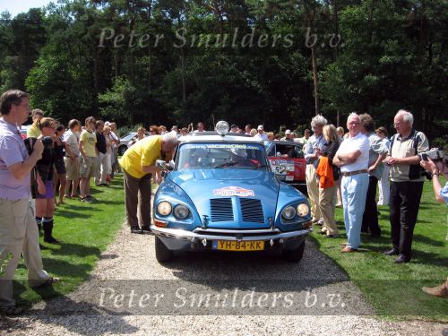 Oisterwijk, 15 Juli 2006
Eerste dag Classic Car Rally Amsterdam-Beijing
1e stop om afscheid te nemen van familie en vriendin bij Rosep
Dono Hardjowisastro met zijn man Henk Eijsbouts in hun Citroen Ds 23 uit het jaar 1975 verlaten het terrein