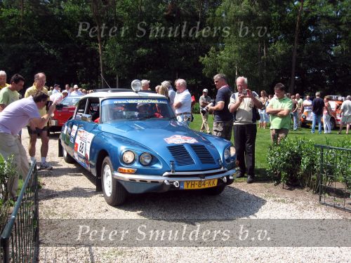 Oisterwijk, 15 Juli 2006
Eerste dag Classic Car Rally Amsterdam-Beijing
1e stop om afscheid te nemen van familie en vriendin bij Rosep
Dono Hardjowisastro met zijn man Henk Eijsbouts in hun Citroen Ds 23 uit het jaar 1975 verlaten het terrein