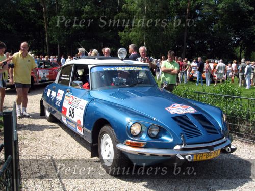 Oisterwijk, 15 Juli 2006
Eerste dag Classic Car Rally Amsterdam-Beijing
1e stop om afscheid te nemen van familie en vriendin bij Rosep
Dono Hardjowisastro met zijn man Henk Eijsbouts in hun Citroen Ds 23 uit het jaar 1975 verlaten het terrein