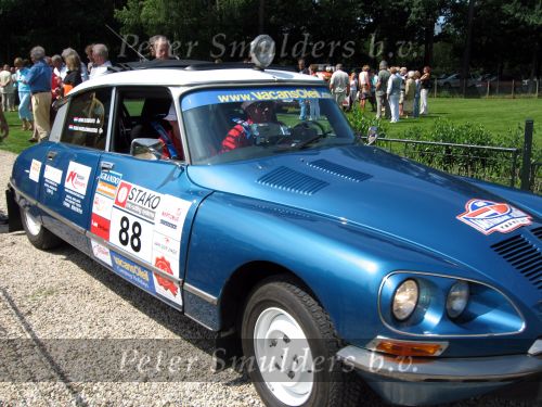 Oisterwijk, 15 Juli 2006
Eerste dag Classic Car Rally Amsterdam-Beijing
1e stop om afscheid te nemen van familie en vriendin bij Rosep
Dono Hardjowisastro met zijn man Henk Eijsbouts in hun Citroen Ds 23 uit het jaar 1975 verlaten het terrein