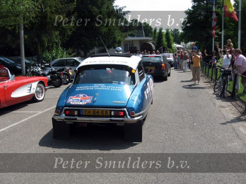 Oisterwijk, 15 Juli 2006
Eerste dag Classic Car Rally Amsterdam-Beijing
1e stop om afscheid te nemen van familie en vriendin bij Rosep
Dono Hardjowisastro met zijn man Henk Eijsbouts in hun Citroen Ds 23 uit het jaar 1975 verlaten het terrein