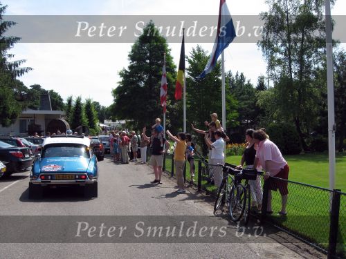 Oisterwijk, 15 Juli 2006
Eerste dag Classic Car Rally Amsterdam-Beijing
1e stop om afscheid te nemen van familie en vriendin bij Rosep
Dono Hardjowisastro met zijn man Henk Eijsbouts in hun Citroen Ds 23 uit het jaar 1975 verlaten het terrein