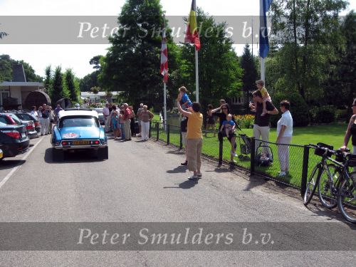 Oisterwijk, 15 Juli 2006
Eerste dag Classic Car Rally Amsterdam-Beijing
1e stop om afscheid te nemen van familie en vriendin bij Rosep
Dono Hardjowisastro met zijn man Henk Eijsbouts in hun Citroen Ds 23 uit het jaar 1975 verlaten het terrein